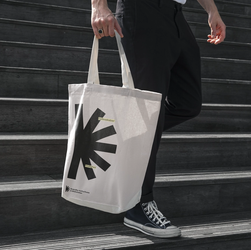 Tote bag med grafisk element fra Brøndby Kulturhuse & Biblioteker identiteten