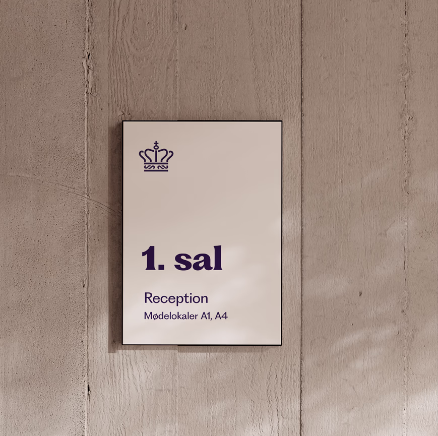 Skiltning med Anklagemyndighedens visuelle identitet