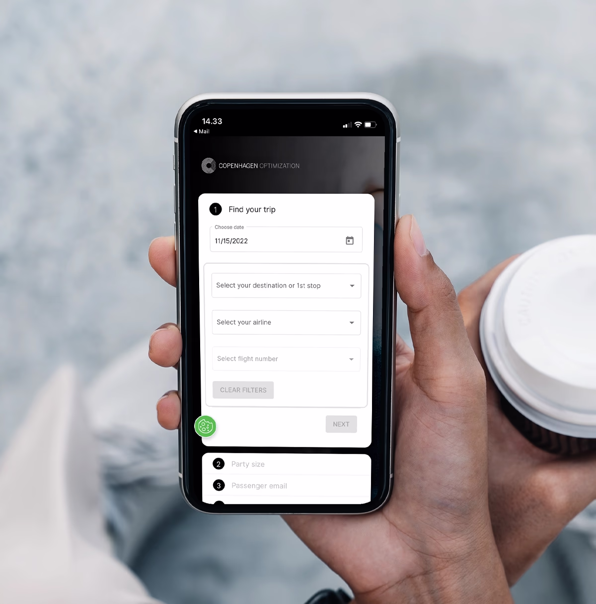 Passager med mobiltelefon og kaffe i lufthavn — menneskelig billedstil fra Copenhagen Optimization identitet