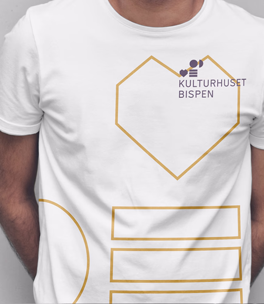 Upland_Bispen_kulturhus_tshirt T-shirt med Kulturhuset Bispen logo og grafisk identitet